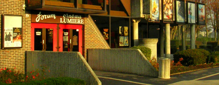 Porte d'entrée rouge avec au-dessus des inscriptions blanches "Forum" et "Cinéma Lumière"
