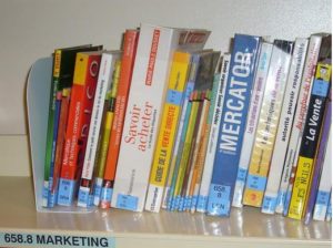 Livres de marketing posées sur une étagère