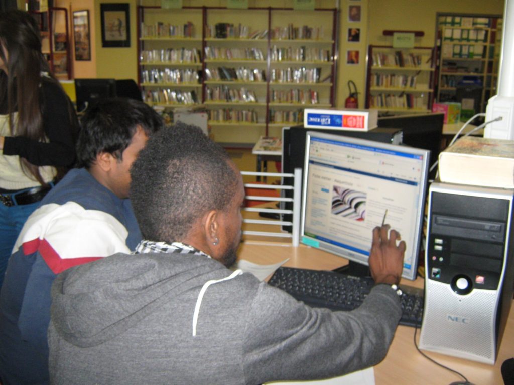 2 élèves devant un écran d'ordinateur