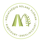 Logo de la Médiathèque de Ribécourt, texte et dessin en vert, dessin formant un "M" avec des traits et des feuilles