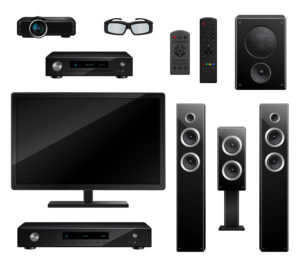 Ensemble d'équipements électroniques : télévision, caméra, lunettes 3D, home cinéma, télécommandes, projecteur, lecteurs DVD et Blu-Ray.